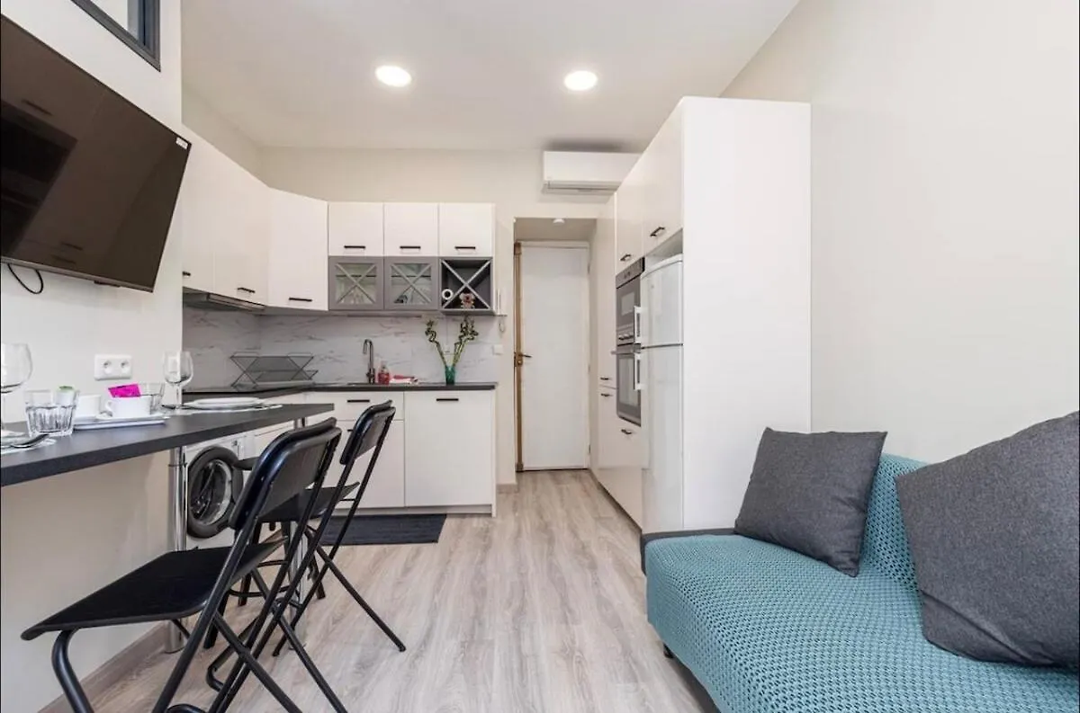 1 Bed, Center Of Nice With Ac Apartmán
